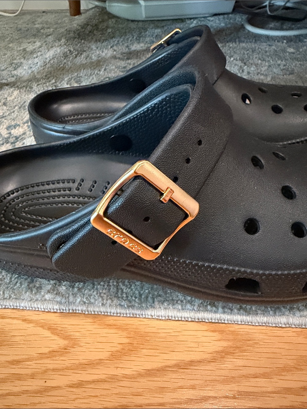 NWOT Adult Classic Crocs - Black with Gold Buckle - Womens Size 9 - Picture 4 of 6
